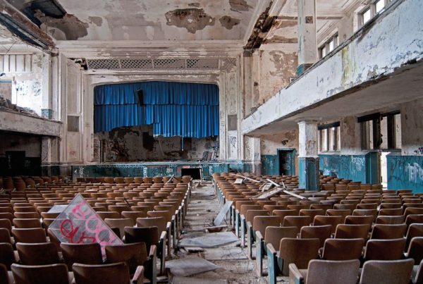 the-thomas-edison-school-in-pennsylvania-was-originally-built-in-1905-and-has-sat-vacant-since-2002-this-year-it-was-announced-the-building-would-be-completely-demolished