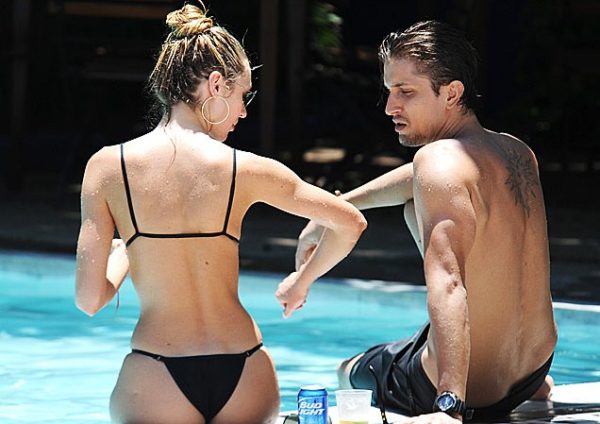 2candice-swanepoel-hermann-nicoli-2013-piscina-miami-2