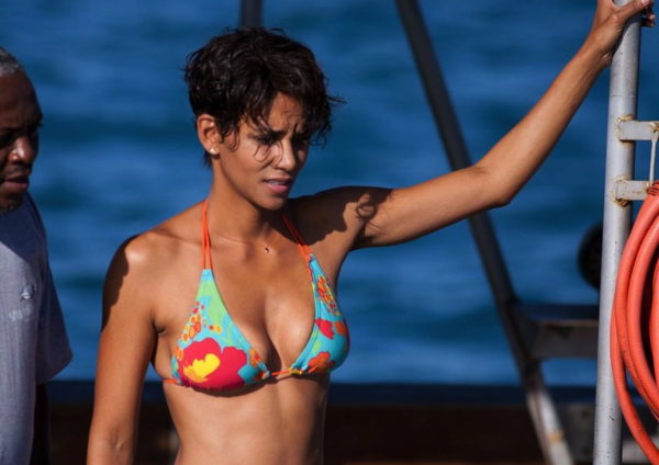 Halle-Berry-on-the-set-of-Dark-Tide-2012-Movie-Image-3