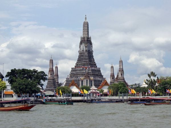 the-temple-of-dawn-wat-arun-is-located-right-on-the-chao-phraya-river