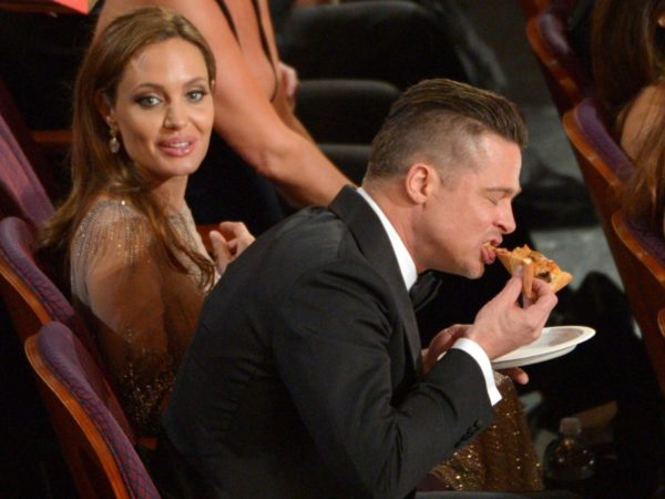 brad-pitt-eats-pizza-oscars