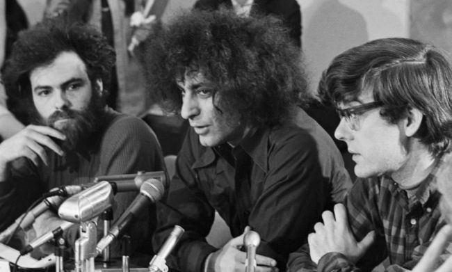 Jerry Rubin, Abbie Hoffman και Rennie Davis: Οι πραγματικοί ήρωες της Δίκης των 7