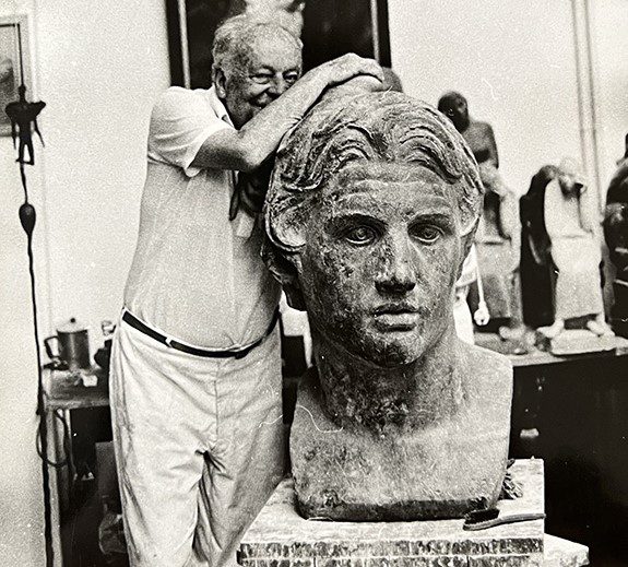 Ο Γιάννης Παππάς στο εργαστήριό του με την μπρούντζινη κεφαλή του Μεγ. Αλεξάνδρου. Μέσα δεκαετίας 1980, Ζωγράφου