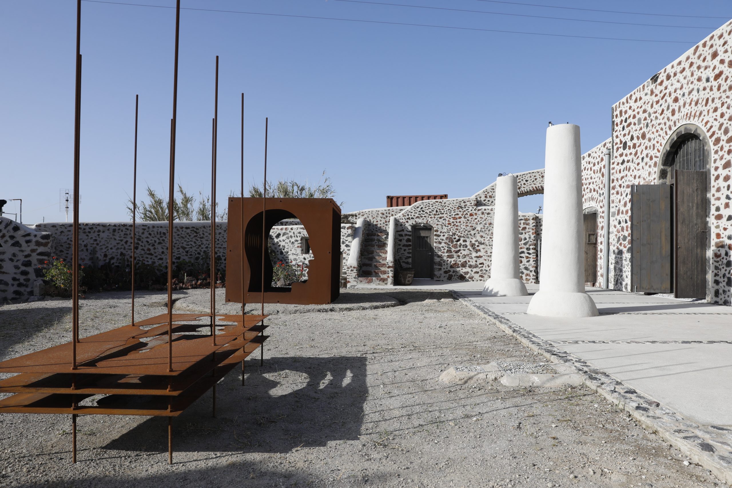 Gate of Knowledge (2001), Homo Erectus (2001), Yorgos Kypris. MATI Santorini, φωτογραφία © Yannis Bournias